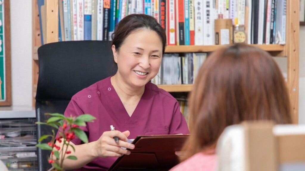 安泰漢方鍼灸院で初めての方にカウンセリングを行う様子（女性専用・葛飾区青砥の鍼灸院）