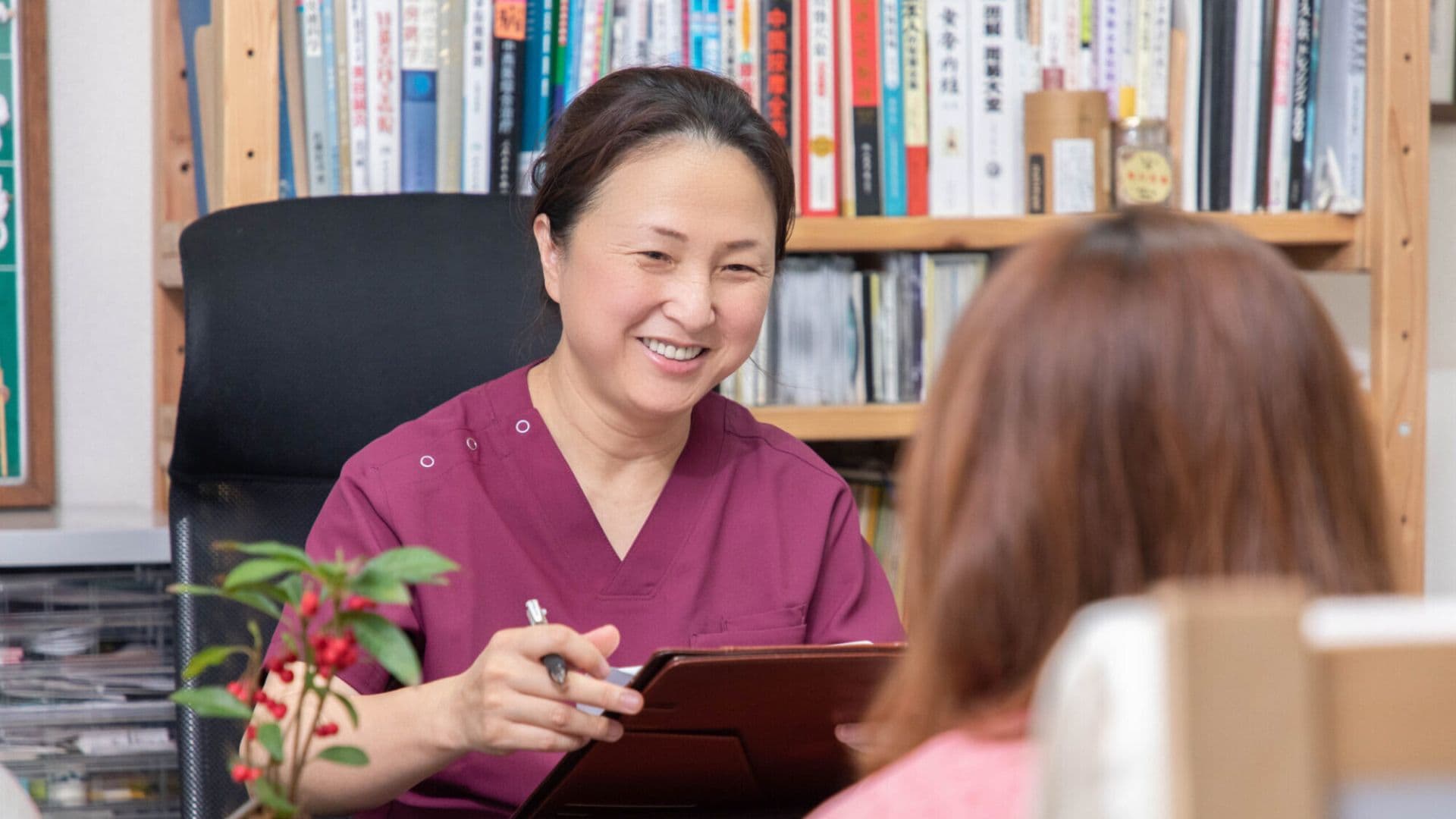 安泰漢方鍼灸院で初めての方にカウンセリングを行う様子(女性専用・葛飾区青砥の鍼灸院)