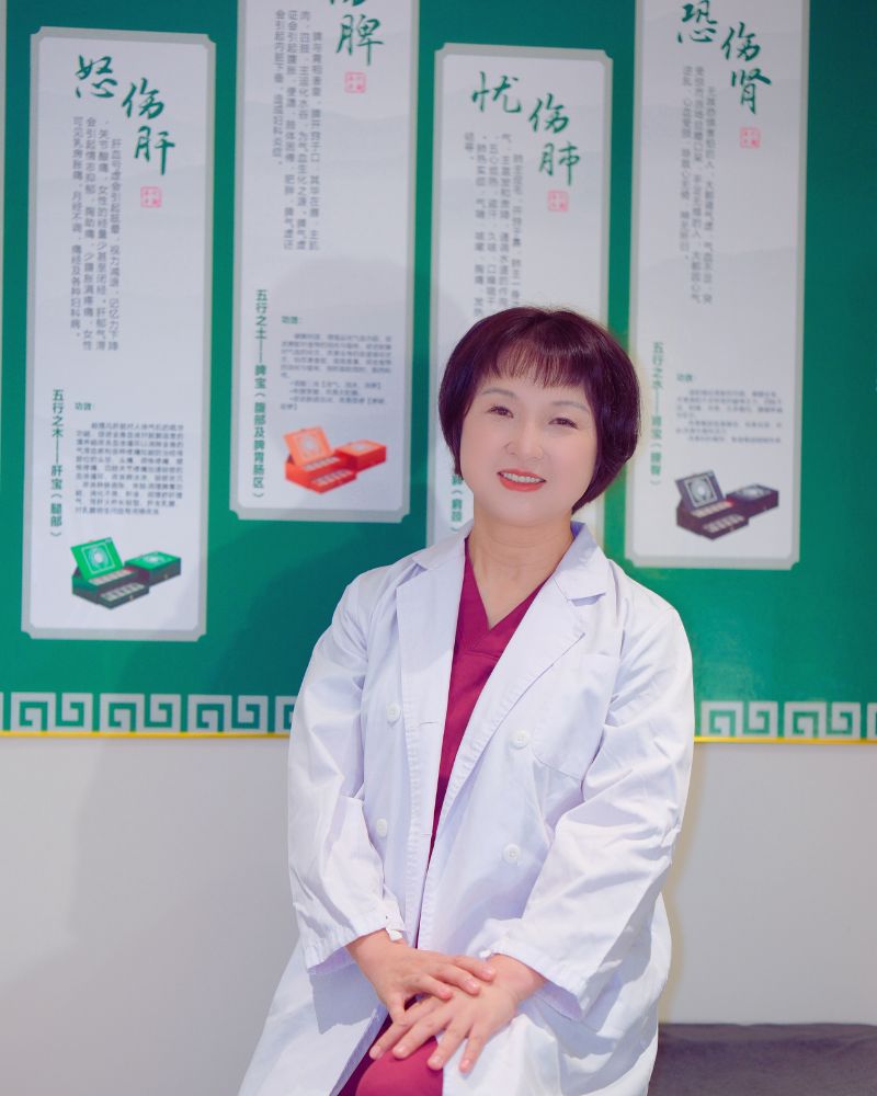 安泰漢方鍼灸院の院長 稲葉貞子が院内で撮影したプロフィール写真