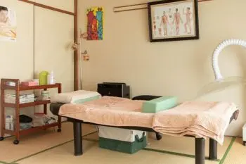 畳の上に施術ベッドが並ぶ安泰漢方鍼灸院の施術室の様子。