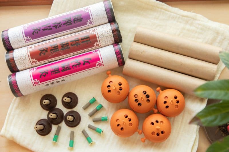 お灸に使う道具と棒灸の写真|安泰漢方鍼灸院