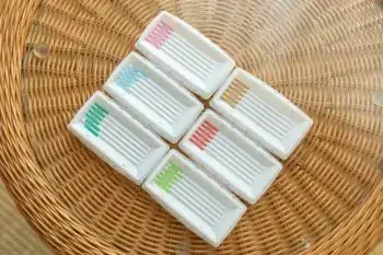 使い捨ての鍼が清潔に並べられている様子。