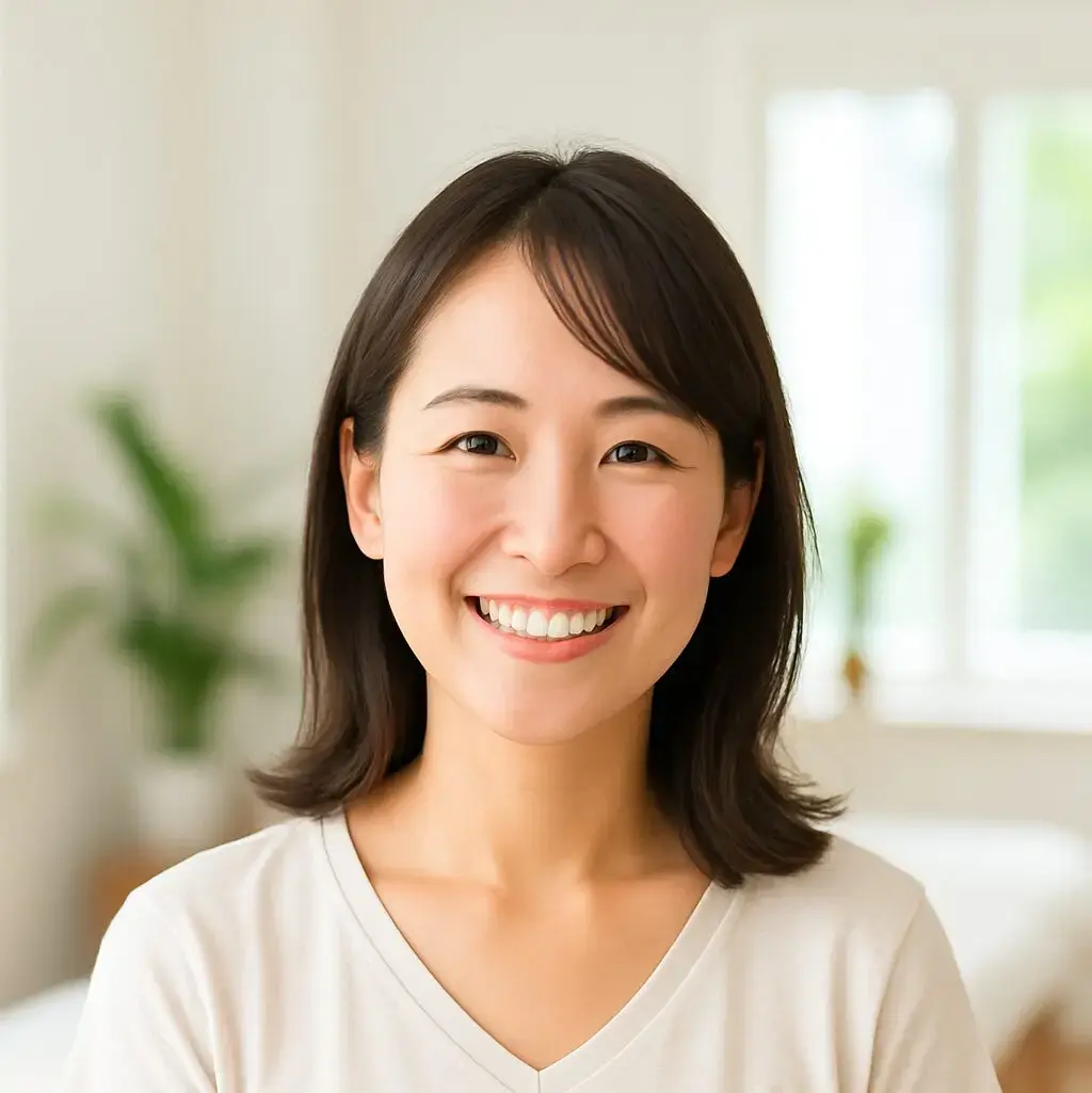 30代の女性がやさしく微笑んでいる。テレワークによる疲れと冷えに悩んでいたお客様の写真。