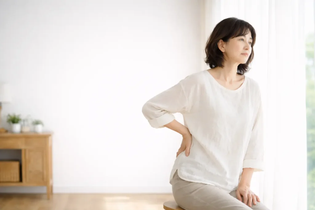 腰痛による腰の重さや不安を感じている女性