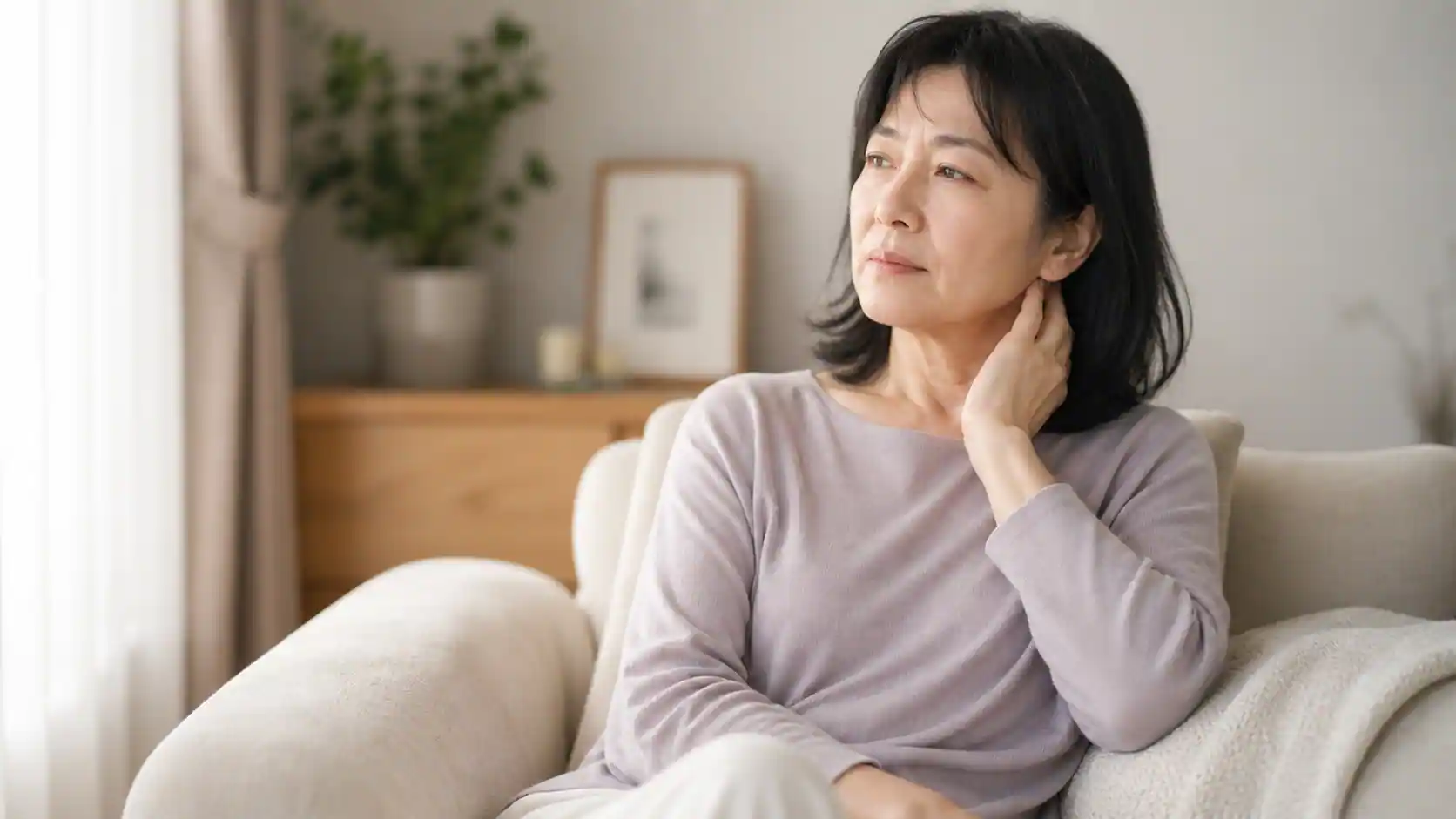 更年期と自律神経のゆらぎにより、ほてりや眠りの浅さ、疲れやすさを感じている40〜60代女性