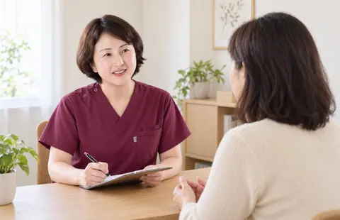 施術者が女性の相談者のお話を聞くイメージ