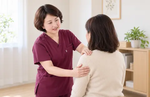 施術者が女性の肩や背中の状態を確認するイメージ