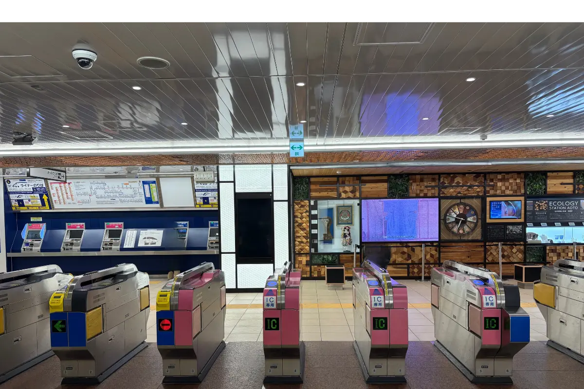 青砥駅の改札付近。改札を出たら左へ進みます