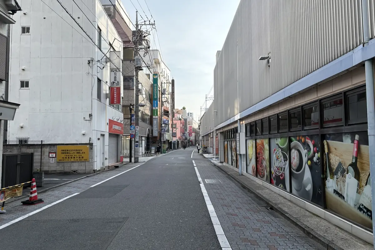 青砥駅の外観と線路沿いの道。線路を右手に見ながら進みます