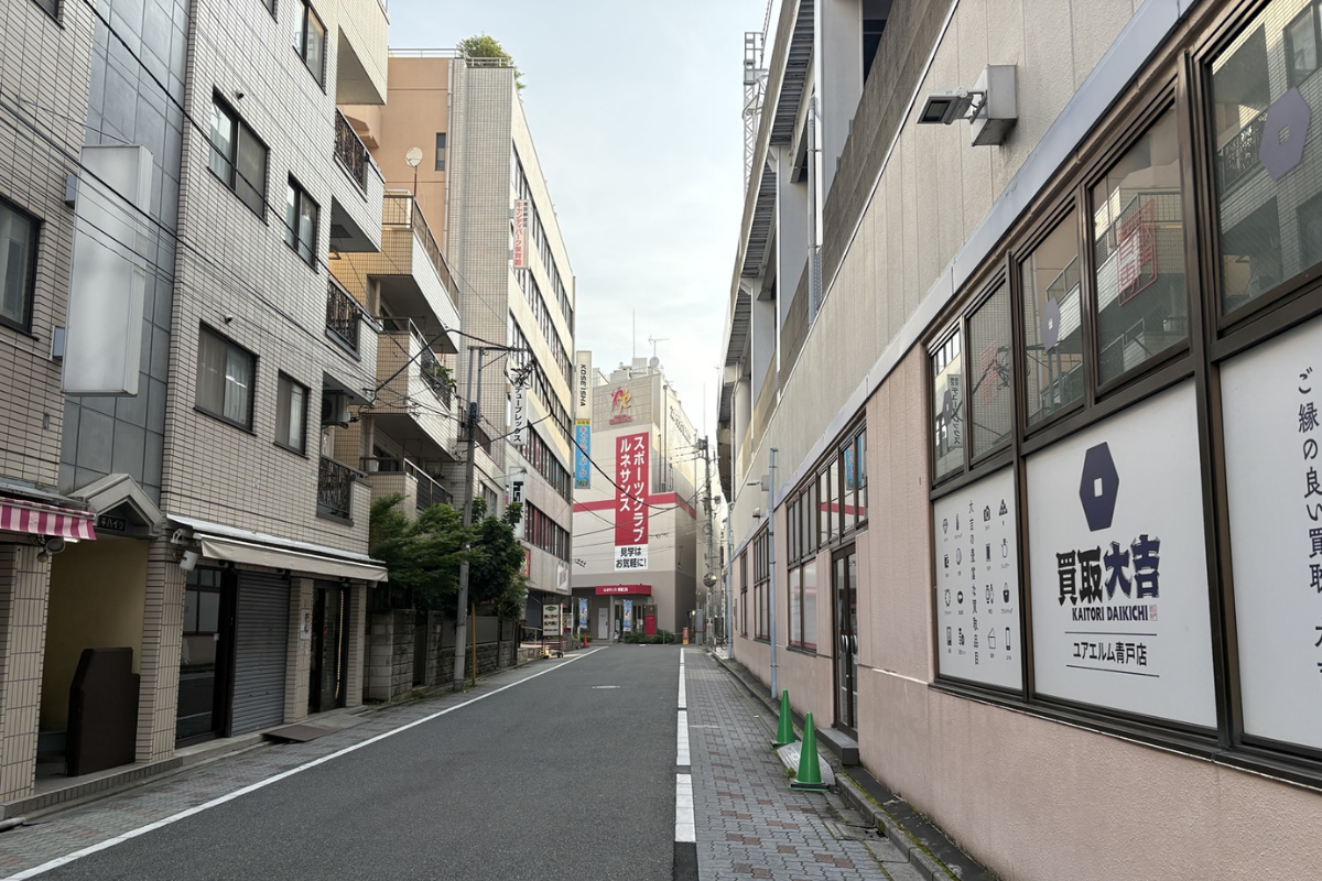 スポーツクラブルネサンスが見える道。ルネサンスが見えたら左へ曲がります