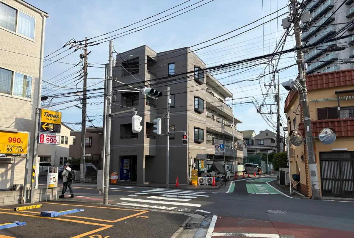 信号手前にある灰色の4階建ての建物。1階104号室が安泰漢方鍼灸院です